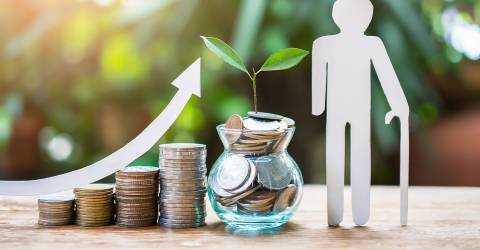 Stijgende stapel munten en een potje gevuld met geld en een plantje voor het pensioen